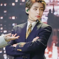 Dengan bibirnya yang merah, penampilan V BTS saat tampil bersama grupnya di acara MTV Video Music Awards 2020 juga memesona penggemarnya. Kemeja putih, blazer dan celana yang dipakai V BTS untuk acara MTV VMA ini datang dari koleksi Gucci Pre Fall 2020 Menswear Foto: Internet