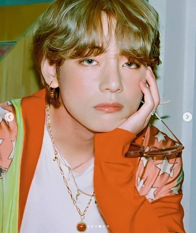 V atau Kim Taehyung merupakan personel BTS kelahiran 30 Desember 1995. Penampilannya dalam MV Dynamite yang juga menarik perhatian adalah kalung berbandul hati yang dipakainya. Kalung ini datang dari brand Wilhelmina Garcia. Foto: Internet