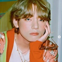 V atau Kim Taehyung merupakan personel BTS kelahiran 30 Desember 1995. Penampilannya dalam MV Dynamite yang juga menarik perhatian adalah kalung berbandul hati yang dipakainya. Kalung ini datang dari brand Wilhelmina Garcia. Foto: Internet