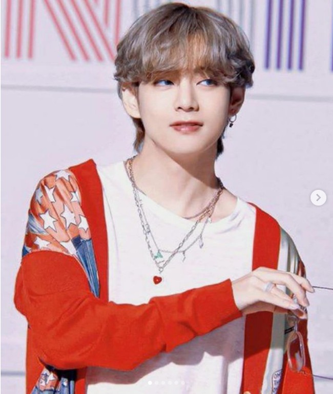 Kalau ini penampilan V BTS di MV Dynamite yang dirilis perdana pada 21 Agustus 2020. V BTS tampil dengan cardigan dari brand high end asal Paris Lanvin. Foto: Internet