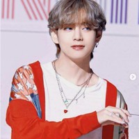 Kalau ini penampilan V BTS di MV Dynamite yang dirilis perdana pada 21 Agustus 2020. V BTS tampil dengan cardigan dari brand high end asal Paris Lanvin. Foto: Internet