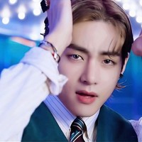 Gaya retro V BTS saat tampil menyanyikan Dynamite di American Got Talent ini sama dengan penampilannya di MV Dyanmite. Disorot secara close-up, wajahnya bagi para penggemarnya sungguh membuat jatuh cinta. Tak mengherankan jika V BTS pernah dinobatkan sebagai pria paling tampan di dunia.Foto: Internet