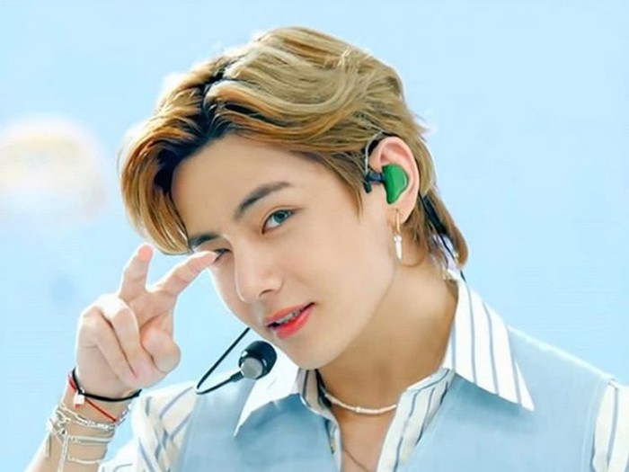 V BTS di videoklip Dynamite V BTS di videoklip Dynamite