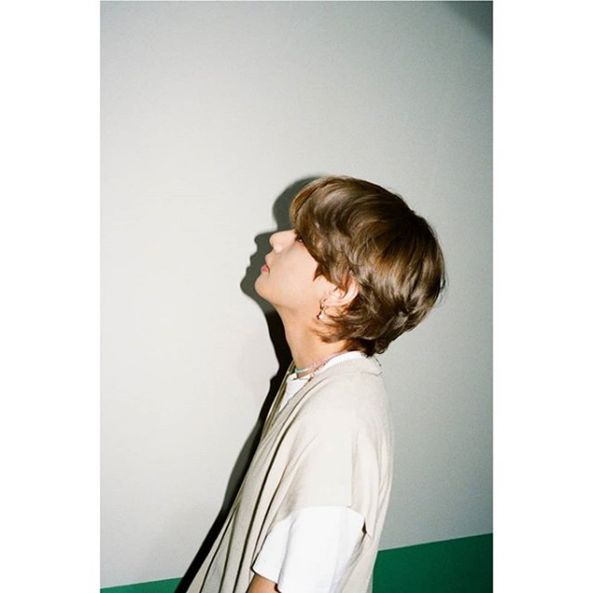 V BTS sudah mencuri atensi sejak Big Hit Entertainment merilis foto solo pria dengan nama asli Kim Taehyung untuk teaser lagu terbaru BTS Dynamite. dalam waktu kurang dari 24 setelah dirilis, foto V ini memecahkan rekor foto dengan like terbanyak di Instagram, yaitu berjumlah 4,5 juta. Saat ini foto V BTS untuk teaser Dynamite sudah mendapatkan lebih dari 5,7 juta like. Foto: Internet
