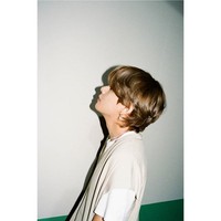 V BTS sudah mencuri atensi sejak Big Hit Entertainment merilis foto solo pria dengan nama asli Kim Taehyung untuk teaser lagu terbaru BTS Dynamite. dalam waktu kurang dari 24 setelah dirilis, foto V ini memecahkan rekor foto dengan like terbanyak di Instagram, yaitu berjumlah 4,5 juta. Saat ini foto V BTS untuk teaser Dynamite sudah mendapatkan lebih dari 5,7 juta like. Foto: Internet