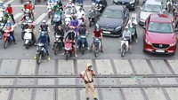 Paduan keduanya ini menghasilkan banyak lapangan kerja di Vietnam, terutama di sektor infrastruktur jalan, rel kereta, dan lainnya. Namun tidak semua sektor ekonomi Vietnam kebal Corona. Industri pariwisatanya sangat terdampak parah. AP Photo/Hau Dinh