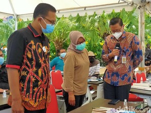 Kunjungi Surabaya, Tenaga Ahli Kantor Staf Presiden Puji Risma Tangani COVID-19