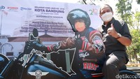 Oded pernah aktif di komunitas Vespa dan juga memiliki 4 Vespa di rumahnya. Sedangkan Yana Mulyana menyukai motor Harley-Davidson sejak tahun 1990. 