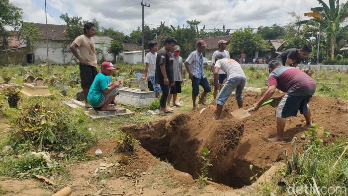 Tolak Pemakaman Protokol COVID-19, Warga Jember Urug Lubang Makam