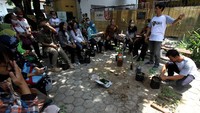 Kegiatan belajar menanam itu digelar di rumah Komunitas Jol Ijolan di Kerten, Solo, Jawa Tengah.