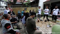 Warga yang ikut serta dalam kegiatan tersebut diajarkan mengenai cara menanam bibit anggur yang benar dan tepat sampai cara menjualnya.