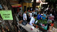 Sejumlah warga mengikuti kegiatan belajar menanam bibit anggur di kawasan Solo, Jawa Tengah, Selasa (29/9/2020).