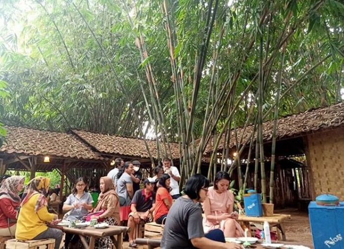 Warung Makan dengan Suasana Kampung di Tangerang