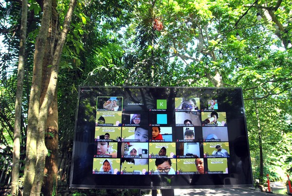 Sejumlah siswa SD Al-Azhar Kelapa Gading, Jakarta tampil di layar monitor saat wisata virtual study tour di Kebun Raya Bogor, mereka mengikuti semua kegiatan wisata flora dan fauna berkeliling melihat berbagai lokasi menarik di Kebun Raya Bogor seperti lokasi sejarah, koleksi tumbuhan menarik dan museum Zoologi.