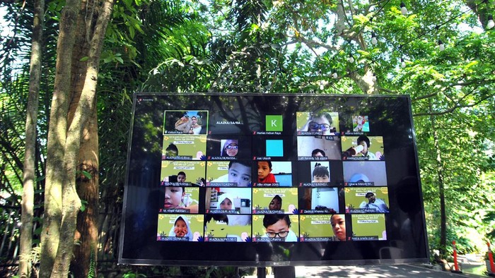 Petugas menjelaskan cara merawat tanaman di dalam ruangan saat wisata virtual study tour di Kebun Raya Bogor, Jawa Barat, Senin (28/9/2020). Saat pandemi COVID-19, Kebun Raya Bogor meluncurkan program wisata virtual study tour yang diisi dengan kegiatan wisata flora dan fauna berkeliling melihat berbagai lokasi menarik di Kebun Raya Bogor seperti lokasi sejarah, koleksi tumbuhan menarik dan museum Zoologi. ANTARA FOTO/Arif Firmansyah/hp.