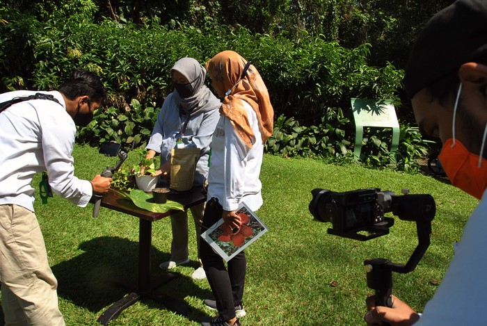 Petugas menjelaskan cara merawat tanaman di dalam ruangan saat wisata virtual study tour di Kebun Raya Bogor, Jawa Barat, Senin (28/9/2020). Saat pandemi COVID-19, Kebun Raya Bogor meluncurkan program wisata virtual study tour yang diisi dengan kegiatan wisata flora dan fauna berkeliling melihat berbagai lokasi menarik di Kebun Raya Bogor seperti lokasi sejarah, koleksi tumbuhan menarik dan museum Zoologi. ANTARA FOTO/Arif Firmansyah/hp.
