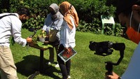 Petugas menjelaskan cara merawat tanaman di dalam ruangan saat wisata virtual study tour di Kebun Raya Bogor, Jawa Barat.