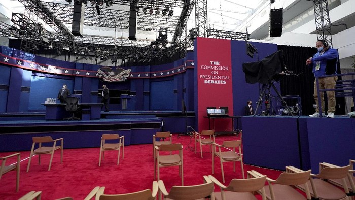 A camera operator checks his watch ahead of the first presidential debate between Republican candidate President Donald Trump and Democratic candidate former Vice President Joe Biden at the Health Education Campus of Case Western Reserve University, Tuesday, Sept. 29, 2020, in Cleveland. (AP Photo/Julio Cortez)
