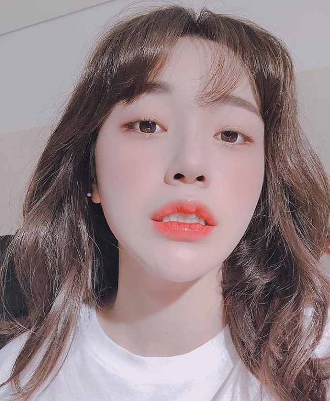 Ari dikenal sebagai idol K-Pop dengan gaya yang tomboy. Di awal kemunculannya bersama anggota grup vokalnya, Ari TAHITI berambut pendek. Ia pun sering tampil dengan sweater oversized di kesempatan yang kasual.  Foto: Instagram @cakepoptings