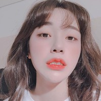 Ari dikenal sebagai idol K-Pop dengan gaya yang tomboy. Di awal kemunculannya bersama anggota grup vokalnya, Ari TAHITI berambut pendek. Ia pun sering tampil dengan sweater oversized di kesempatan yang kasual.  Foto: Instagram @cakepoptings