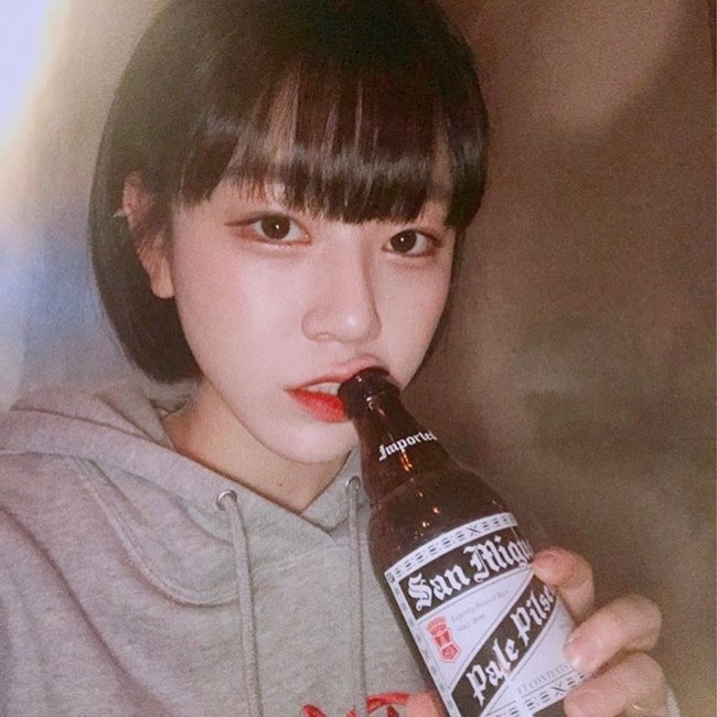 Setelah tak lagi aktif bersama grup vokalnya, Ari Tahiti kini banting setir menjadi aktris dan presenter. Ia pun masih di bidang tarik suara dengan menjadi solois.  Foto: Instagram @cakepoptings