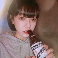 Setelah tak lagi aktif bersama grup vokalnya, Ari Tahiti kini banting setir menjadi aktris dan presenter. Ia pun masih di bidang tarik suara dengan menjadi solois.  Foto: Instagram @cakepoptings