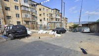 Mobil-mobil sedang terparkir saat perang antara pasukan Armenia dan Azerbaijan terjadi di wilayah Nagorno-Karabakh. Armenian Foreign Ministry via AP  