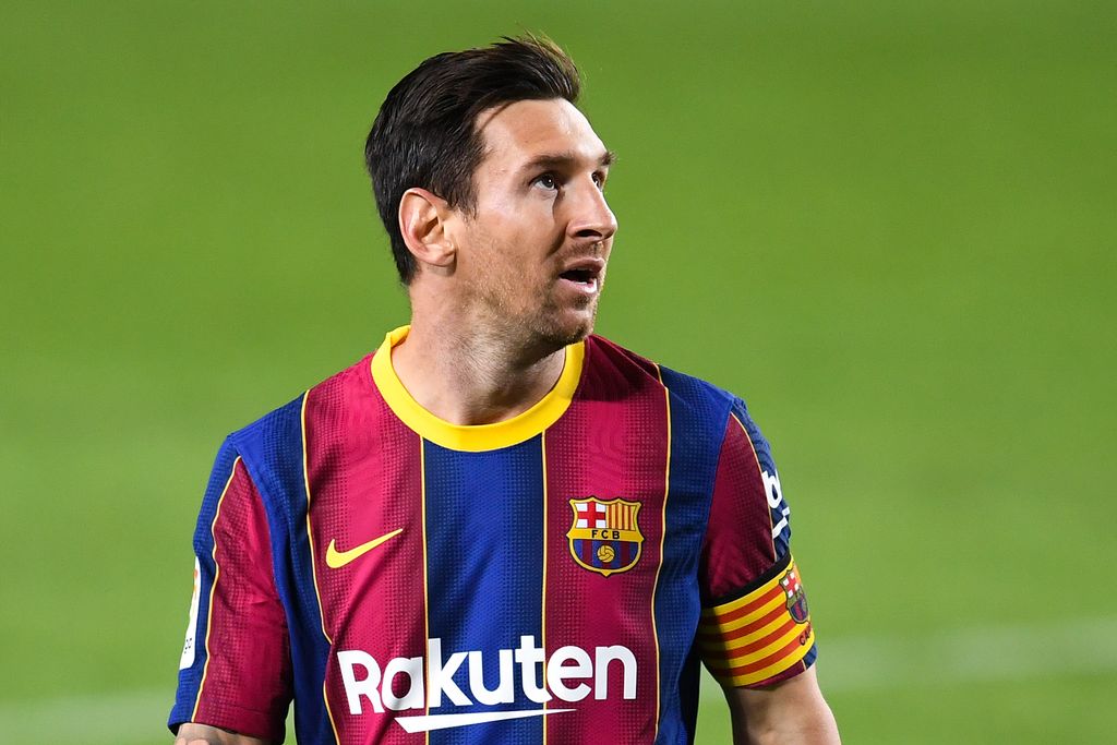 barcelona lionel messi liga spanyol laliga BARCELONA, SPAIN - SEPTEMBER 27: Lionel Messi of FC Barcelona looks on during the La Liga Santander match between FC Barcelona and Villarreal CF at Camp Nou on September 27, 2020 in Barcelona, Spain. Football Stadiums around Europe remain empty due to the Coronavirus Pandemic as Government social distancing laws prohibit fans inside venues resulting in fixtures being played behind closed doors. (Photo by David Ramos/Getty Images)