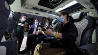 Beberapa pengunjung menjajal interior mobil Mercedes-Benz. Lintao Zhang/Getty Images.