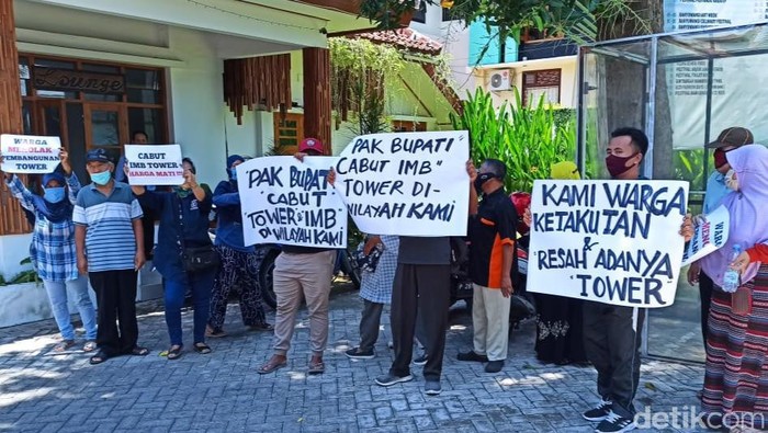 Belasan Warga Lurug Kantor Dinas PM-PTSP Banyuwangi