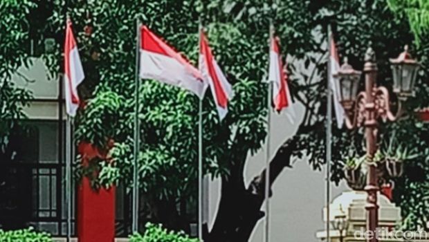 Bendera merah putih dikibarkan satu tiang penuh di kompleks kantor Pemkab Klaten, Rabu (30/9/2020).