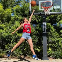 Cindy Crawford masih terlihat seperti seorang supermodel di usianya yang ke-54. Ia tidak hanya punya tubuh yang kencang tapi juga aktif. Foto: Instagram