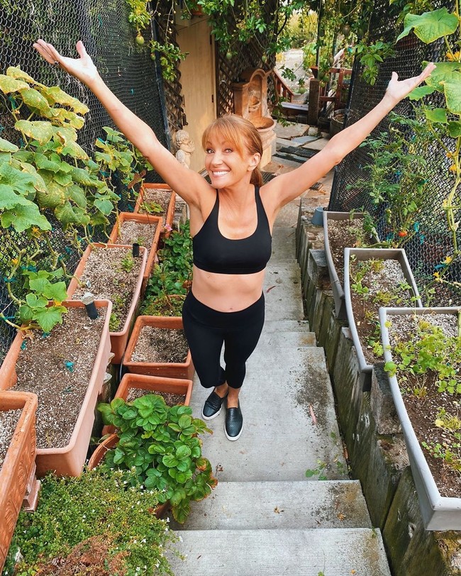 Siapa yang menyangka usia Jane Seymour telah menginjak 69 tahun? Tubuh kencang Bond girl yang pernah tinggal di Indonesia ini terlihat lebih muda dari usia aslinya. Foto: Instagram