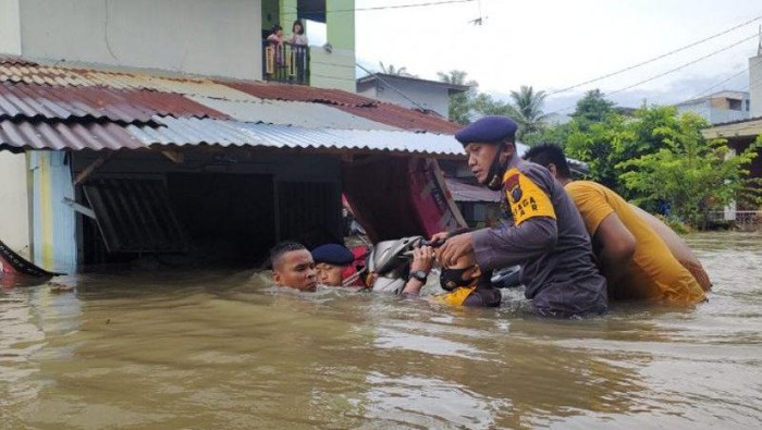 Brimob Polda Sumatera Utara membantu korban banjir di Binjai. (ANTARA/HO)