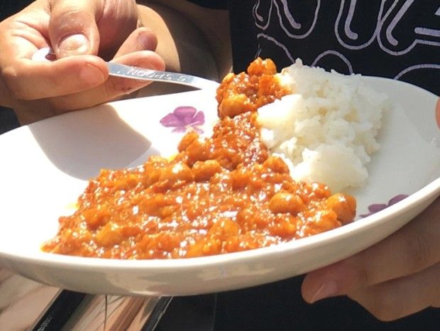 Bukan di Dapur, Orang-orang Ini Masak di Atas Kap Mobil