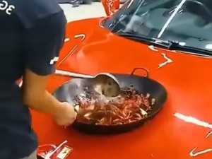 Bukan di Dapur, Orang-orang Ini Masak di Atas Kap Mobil