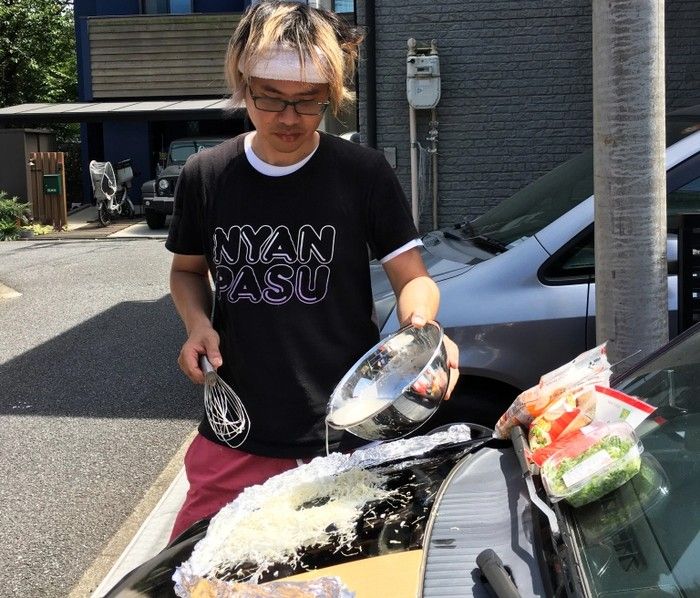 Bukan di Dapur, Orang-orang Ini Masak di Atas Kap Mobil