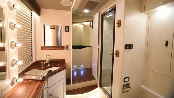 Harga semahal itu tentu saja sepadan dengan fasilitas yang ditawarkan. Lihat saja kamar mandinya ini, lebih mirip kamar mandi hotel berbintang 5 daripada kamar mandi sebuah bus. Harga semahal itu tentu saja sepadan dengan fasilitas yang ditawarkan. Lihat saja kamar mandinya ini, lebih mirip kamar mandi hotel berbintang 5 daripada kamar mandi sebuah bus.