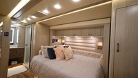 Semua furnitur dan jeroan bus dibuat secara custom oleh desainer ternama. Lantainya bahkan terbuat dari marmer. Ada tempet tidur yang nyaman buat beristirahat. 