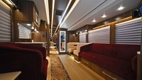 Ada juga sofa yang nyaman, serta dapur lengkap dengan alat masaknya, tersedia di dalam bus. Pantas jika bus tersebut dijuluki sebagai kamar suites hotel yang bisa berjalan. 
