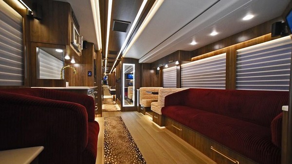 Ada juga sofa yang nyaman, serta dapur lengkap dengan alat masaknya, tersedia di dalam bus. Pantas jika bus tersebut dijuluki sebagai kamar suites hotel yang bisa berjalan. Ada juga sofa yang nyaman, serta dapur lengkap dengan alat masaknya, tersedia di dalam bus. Pantas jika bus tersebut dijuluki sebagai kamar suites hotel yang bisa berjalan.