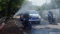 Penyemprotan dilakukan oleh relawan dari Yayasan Rumah Panca Sila sebagai bentuk kepedulian dalam mengurangi penyebaran virus.