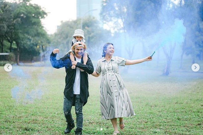 Chelsea Olivia dan Glenn Alinskie menggunakan cara unik mengungkap jenis kelamin anak kedua mereka. Keduanya memecahkan balon yang kemudian diikuti keluarnya asap berwarna biru. Foto: Instagram @chelseaoliviaa