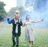 Chelsea Olivia dan Glenn Alinskie menggunakan cara unik mengungkap jenis kelamin anak kedua mereka. Keduanya memecahkan balon yang kemudian diikuti keluarnya asap berwarna biru. Foto: Instagram @chelseaoliviaa