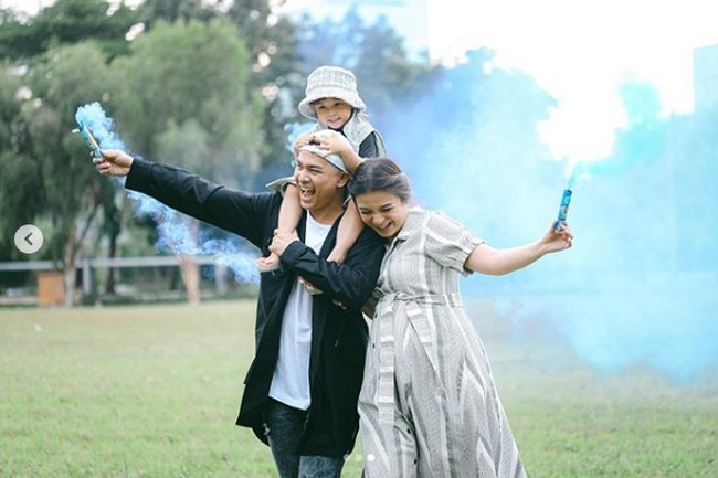 It’s a BOY!!!! 💙🙏🏼 We are super happy and blessed to have a lil man in our life to complete our family ♥️ See u in October 2020 lil man, begitu Chelsea Olivia menulis di keterangan foto yang diunggahnya ke Instagram @chelseaoliviaa. Foto: Instagram @chelseaoliviaa