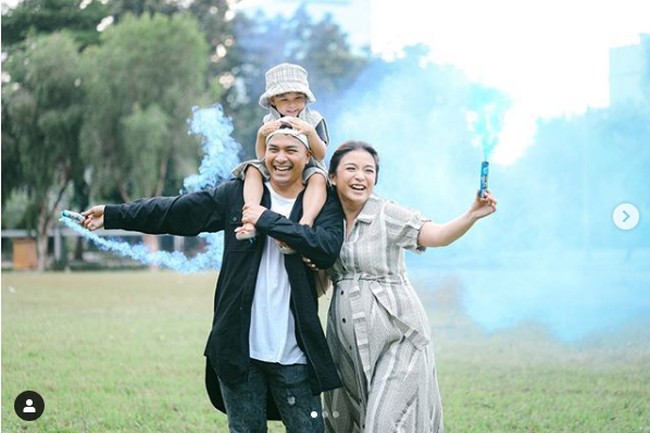 Chelsea Olivia juga memberikan bocoran nama panggilan anak kedua yang tengah dikandungnya. Chelsea memanggilnya Baby D. its officially 9 months.. growth and development of Baby D is fantastic, he eats well, just like his mother🤣🤪, he gained 1kg within a month and now he is 2.5kg 💙, begitu bintang sinetron 28 tahun itu menulis di Instagram. Foto: Instagram @chelseaoliviaa