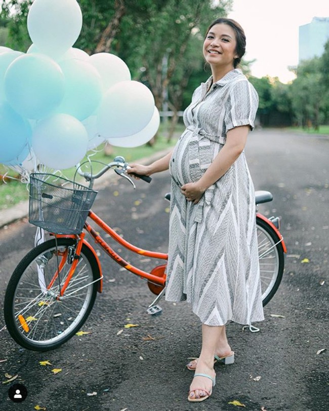 Chelsea Olivia menggunakan produk dari brand lokal di pemotreran kehamilan sekaligus mengumumkan jenis kelamin anak keduanya. Dia mengenakan dress dari brand Maven dan sandal dari ittaherl. Foto: Instagram @chelseaoliviaa