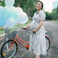 Chelsea Olivia menggunakan produk dari brand lokal di pemotreran kehamilan sekaligus mengumumkan jenis kelamin anak keduanya. Dia mengenakan dress dari brand Maven dan sandal dari ittaherl. Foto: Instagram @chelseaoliviaa