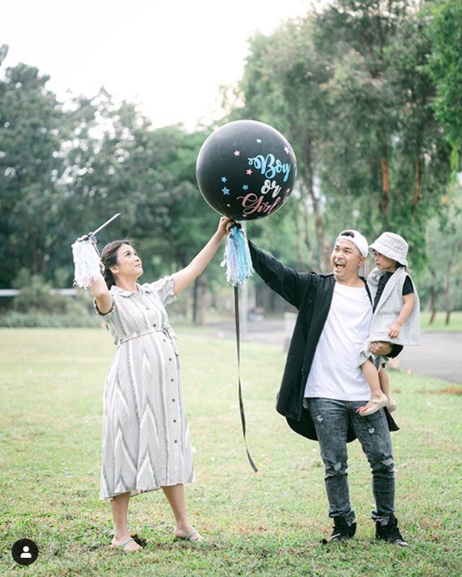 Chelsea Olivia berpose bersama suaminya Glenn Alinskie dan anak pertama mereka, Natusha, untuk mengumumkan jenis kelamin anak kedua yang tengah dikandungnya.Foto: Instagram @glennalinskie