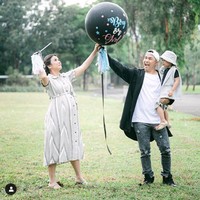 Chelsea Olivia berpose bersama suaminya Glenn Alinskie dan anak pertama mereka, Natusha, untuk mengumumkan jenis kelamin anak kedua yang tengah dikandungnya.Foto: Instagram @glennalinskie